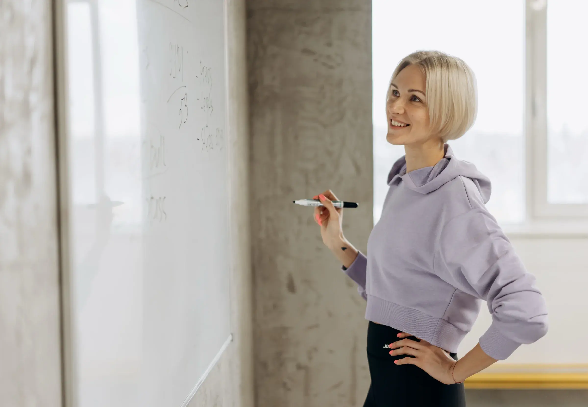 A Figena specialist presenting annual plan options beside a whiteboard